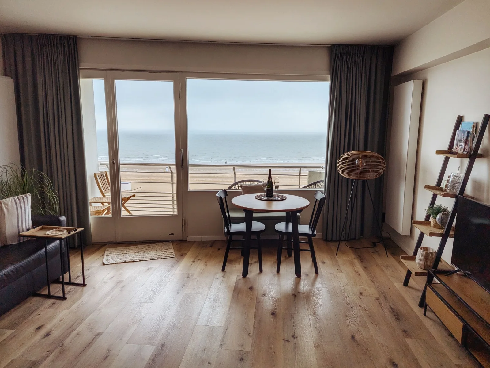 Séjour d’un appartement en bord de mer présenté dans une annonce de location saisonnière