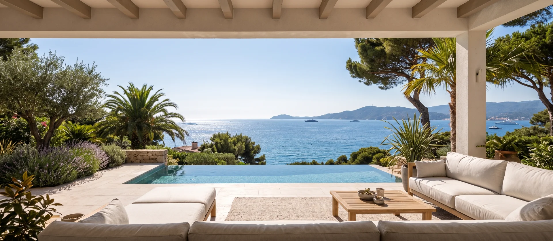 Espaces extérieurs d’une villa avec piscine présentés dans l’annonce