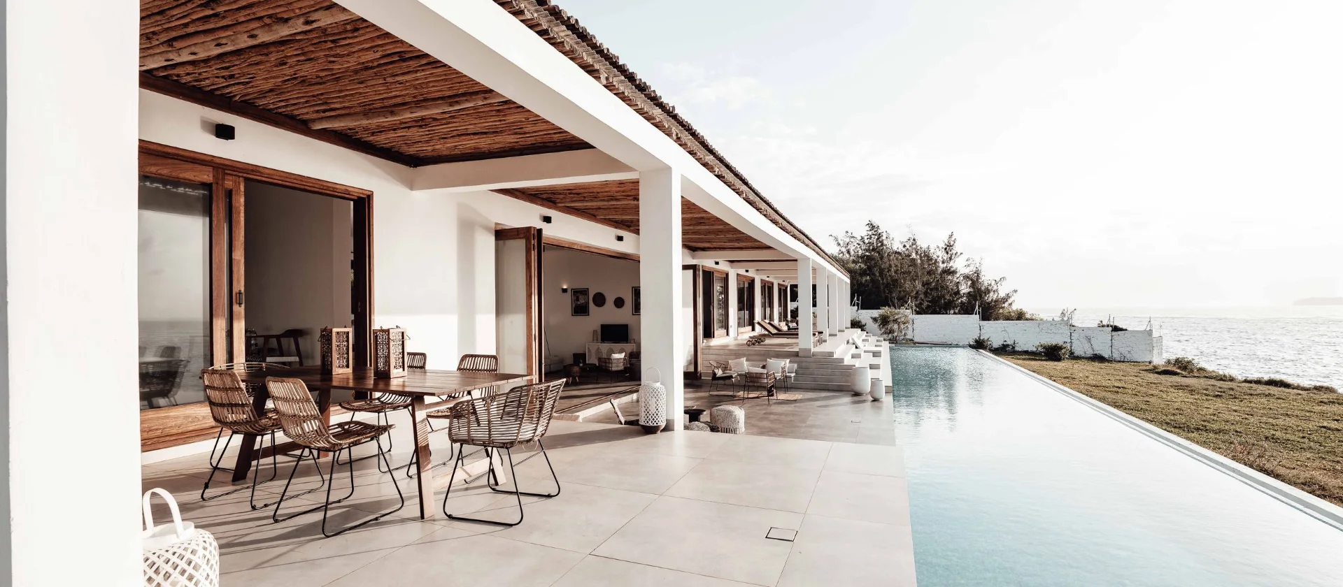 Terrasse contemporaine avec piscine à débordement et vue mer, bien géré en location saisonnière dans le Var
