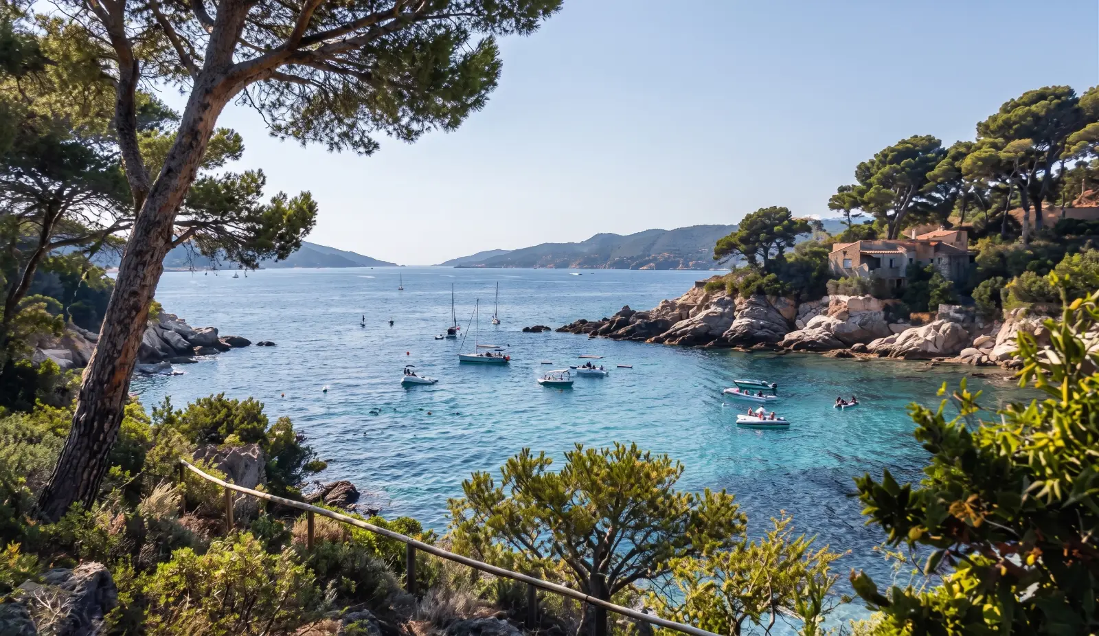 Crique et bateaux sur le littoral varois près de Carqueiranne, secteur de la conciergerie Cesc Riviera